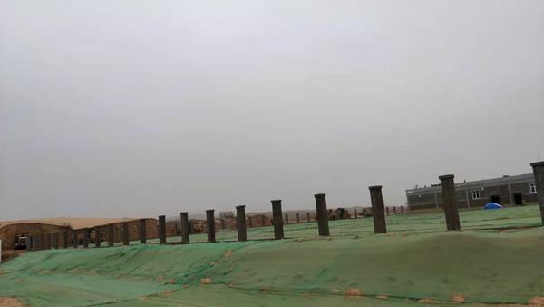 陕煤建设榆林公司开展裸露土地集中整治 让沙土地披上新“绿衣”