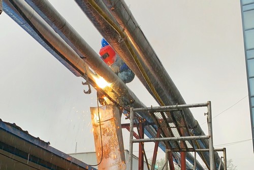 陕煤建设洗选煤运营公司第二项目部：安装工人冒雨抢修 热水管路恢复正常