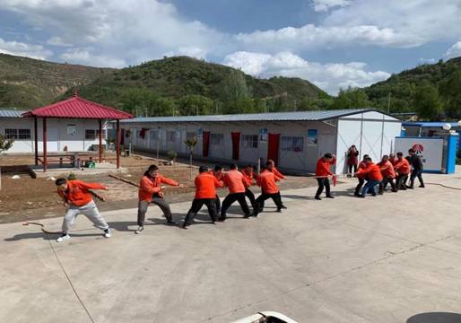陕煤建设天工公司安装一部举行“庆五一、迎五四”拔河比赛