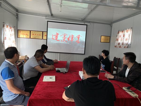 陕煤建设洗选煤运营公司第二项目部:观看红色电影 传承红色基因