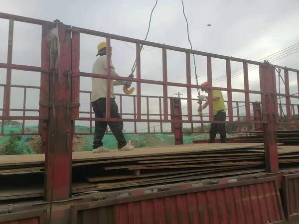 陕煤建设天工公司秦汉新城渭阳佳苑项目部全体 人员齐动手“铺设道路”确保项目顺利施工