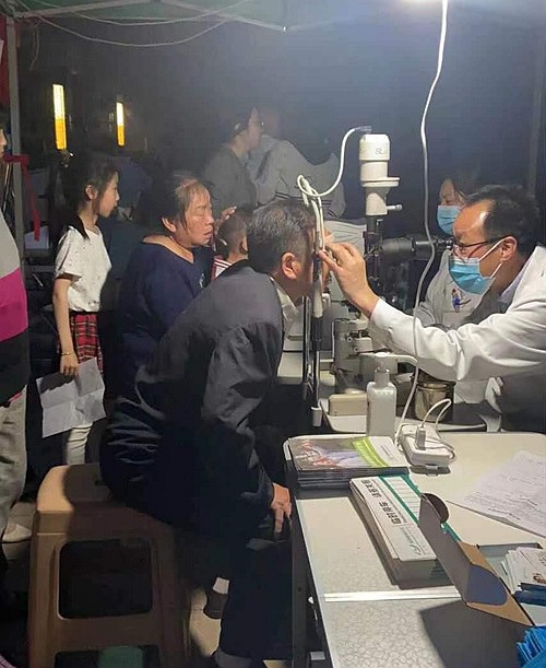 陕煤建设公司秦和物业江南世纪城管理处开展“珍爱眼睛”义诊活动