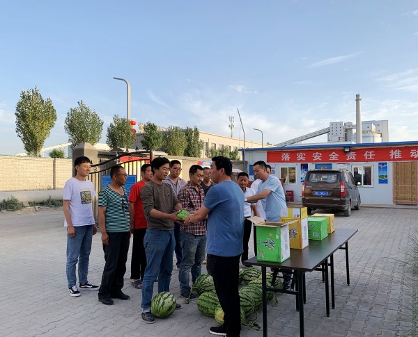 陕煤建设澄合分公司第十二项目部炎炎夏日送清凉暖人心