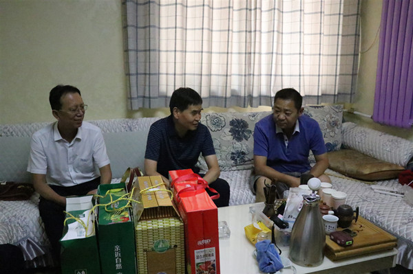 杨让顺“七一”前夕走访慰问陕煤建设澄合分公司困难党员