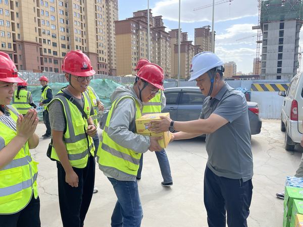 陕煤建设铜煤公司：心系职工办实事?夏送清凉助生产