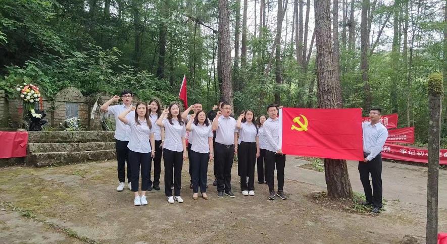 陕煤建设绿宇公司： 走进文家烈士陵园 重温入党誓词