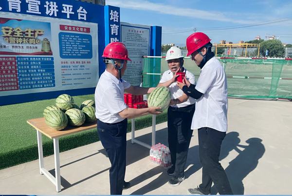 陕煤建设西北分公司开展“高温慰问送清凉,情系基层暖人心”活动