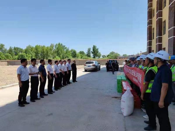 靖神铁路公司党委副书记、董事长陈俊涛为陕煤建设铜煤公司第八项目部靖神铁路孟家湾机辆中心项目干部职工等送清凉