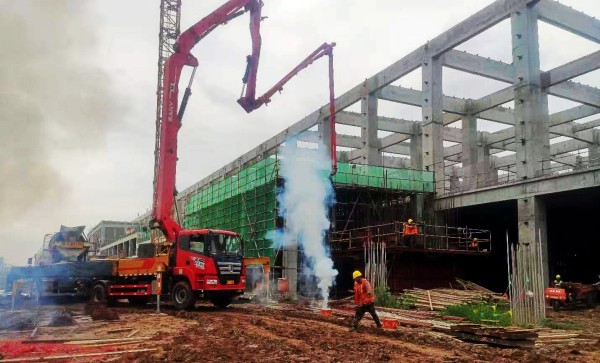 陕煤建设渭南分公司南京金龙纯电动商用车建设项目首个超危大整体钢平台液压提模工程施工顺利开工