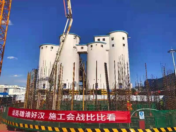 陕煤建设铜煤公司第二十一项目部施工的新增汽车装车仓滑模施工正式拉开序幕