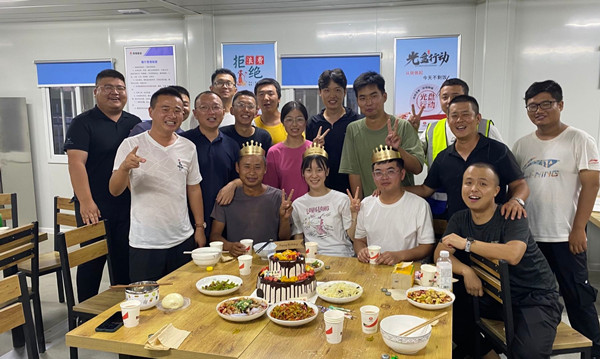 陕煤建设咸阳分公司项目部集体过生日，亲情化管理“放光芒”