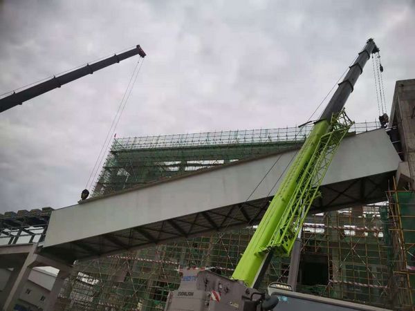 陕煤建设天工公司土建十二部施工的储煤场4榀栈桥一次性吊装成功