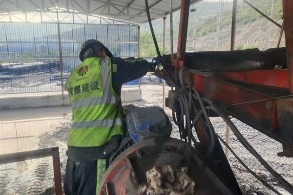 陕煤建设矿建二公司各项目部积极开展国庆前设备检修活动