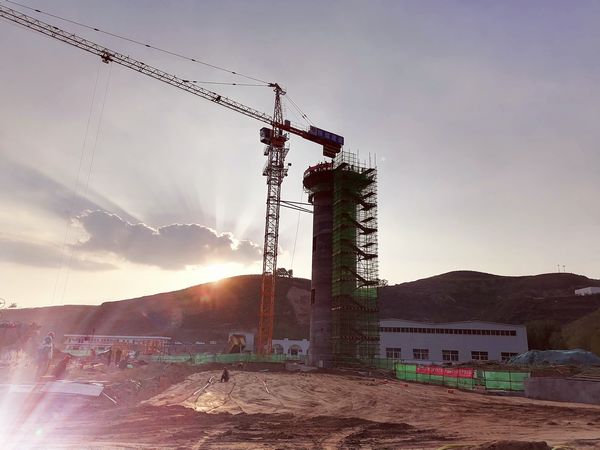 陕煤建设天工公司安装三部原煤储煤场落煤筒滑模施工顺利完成