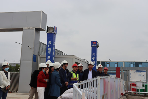 陕西省西咸新区沣西新城开发建设(集团)有限公司党委书记、董事长杨建柱一行莅临沣西新城第五学校项目调研指导工作