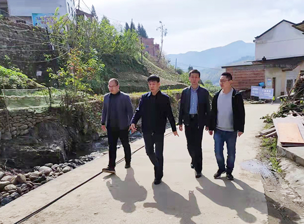 集团领导侯本英深入帮扶村调研指导工作