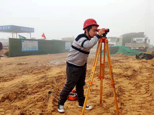 在建设工地书写奋斗青春的“90后”