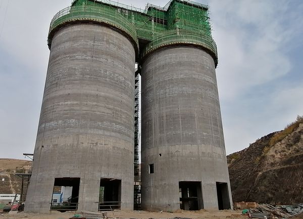 陕煤建设天工公司安装三部施工的精煤仓工程顺利封顶
