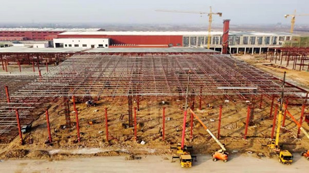 陕煤建设渭南分公司承建的南京金龙纯电动商用车建设项目总装车间首段网架顺利顶升