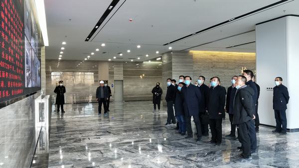 榆林市副市长陈忠一行莅临陕煤建设榆林公司承建的榆林市金融中心项目检查指导工作