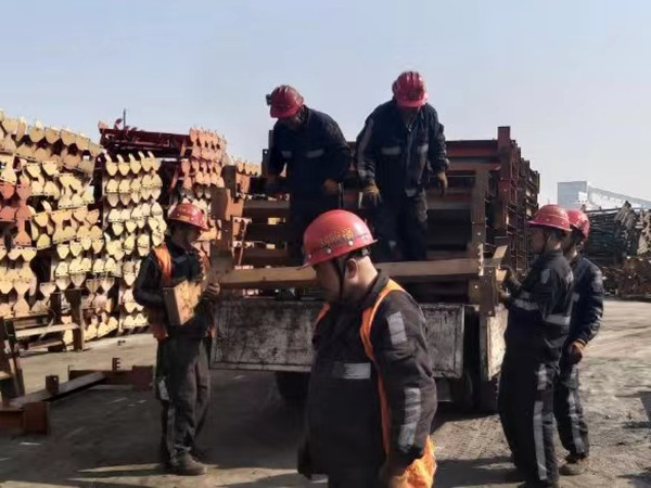 陕煤建设机电安装公司神府项目部25212顺槽胶带机顺利入井