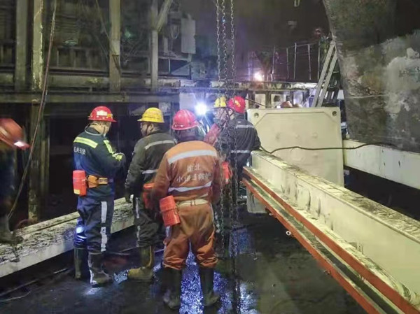 陕煤建设机电安装公司小保当项目部:鏖战4天完成煤水分离系统安装任务