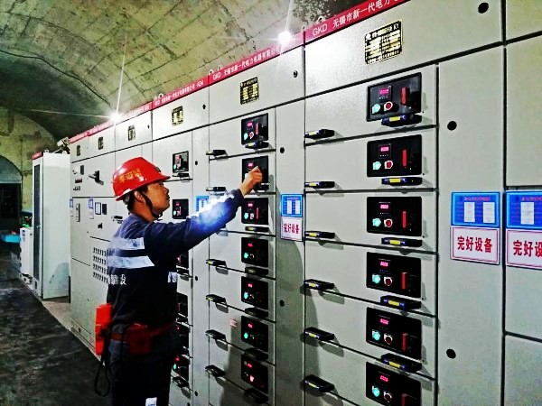 陕煤建设澄合分公司施工的西卓煤矿一盘区电气设备安装工程成功送电