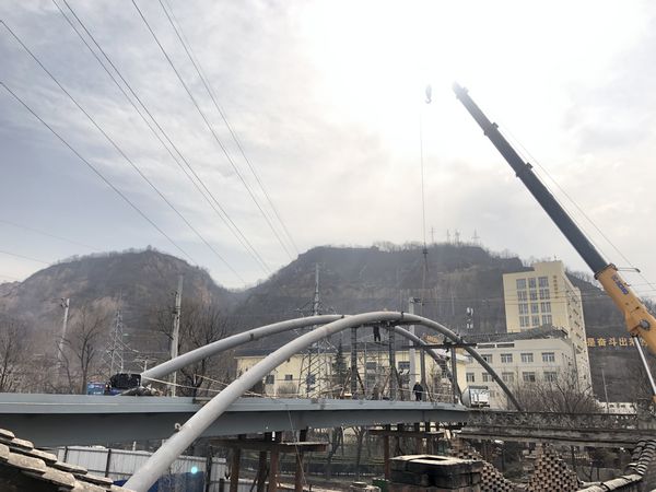陕煤建设天工公司土建七部承建的彬长大佛寺煤矿人行天桥工程实现混凝土浇筑一次性完成