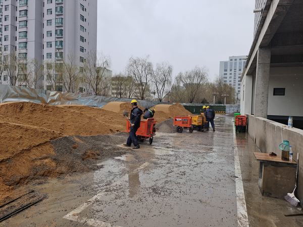 陕煤建设榆林公司抓安全 抢进度 雨中建设不停步