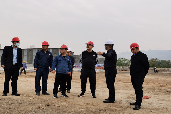 陕钢集团龙钢公司董事长陈骁到机械化综合一次料场检查指导工作