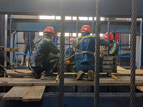 陕煤建设机电安装公司西卓项目部：主立井提升箕斗窜绳顺利完工