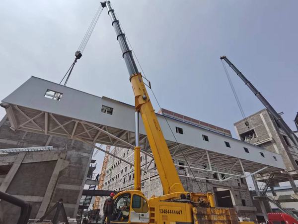 陕煤建设韩城分公司神木柠条塔矿井选煤厂技改项目一标段栈桥工程顺利吊装完成