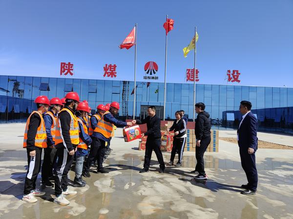 贠公法”五一“期间深入一线慰问坚守岗位员工