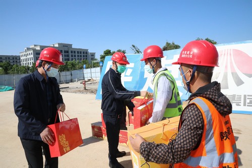 侯本英“五一”期间深入一线慰问干部员工