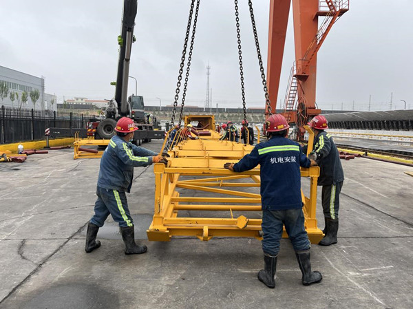 陕煤建设机电安装公司小保当项目部完成带式输送机伸缩架安装