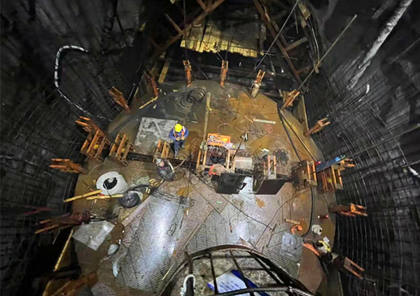 陕煤建设矿建三公司天山胜利隧道1-1通风竖井井壁滑模顺利通过验收