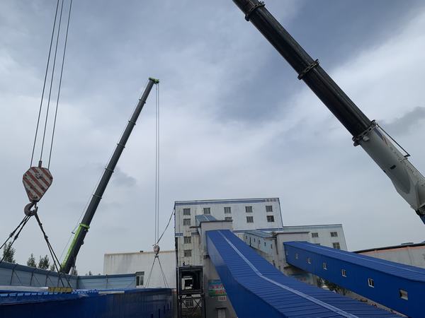 陕煤建设韩城分公司土建十二项目部一项超规模危大工程钢桁架一次吊装成功