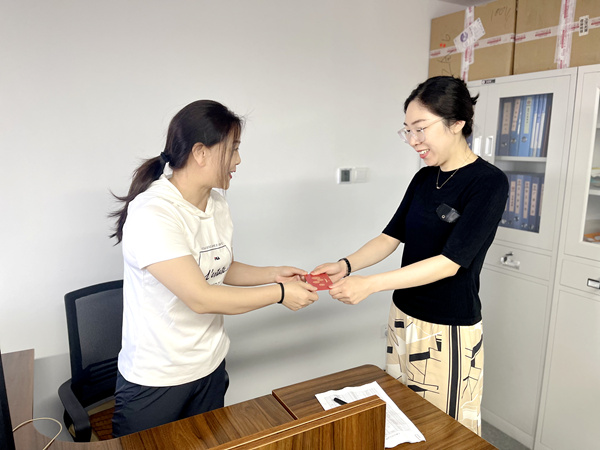 建设集团大秦置业公司:小小生日卡 情暖职工心