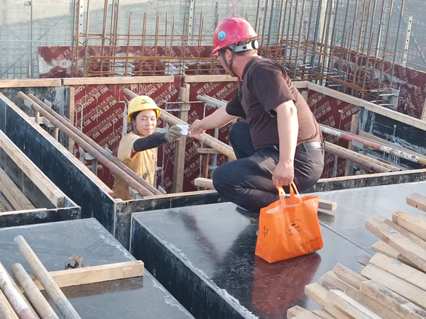 陕煤建设澄合分公司第十一项目部为奋斗在一线的工人送清凉