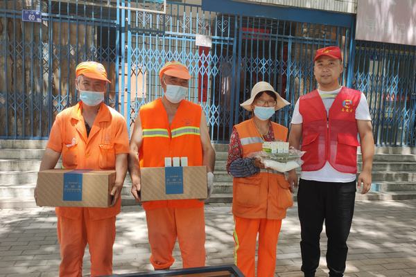 陕煤建设铜煤公司:开展“送一份关怀,道一声辛苦”环卫工慰问活动