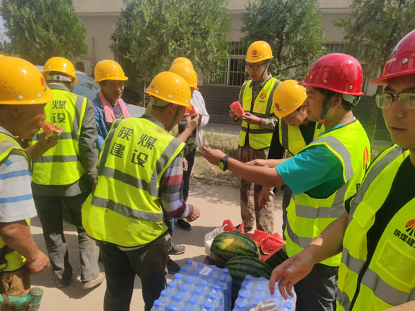 陕煤建设咸阳分公司第六项目部开展“夏日送清凉”活动