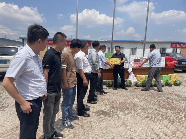 陕煤建设煤矿运营服务分公司:防暑慰问品送给一线建设者