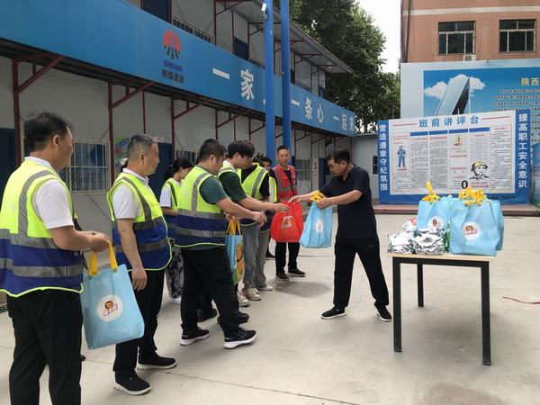 陕煤建设韩城分公司开展“送清凉进一线,为职工办实事”活动