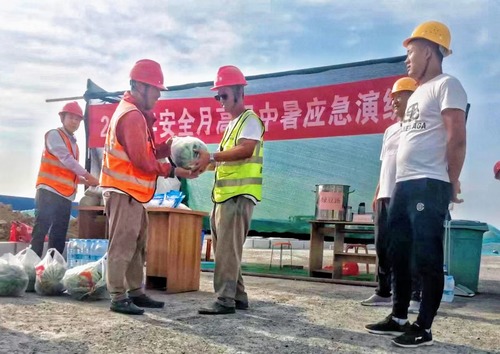 陕煤建设路桥分公司渭南项目部开展“高温中暑”应急演练及“送清凉”活动