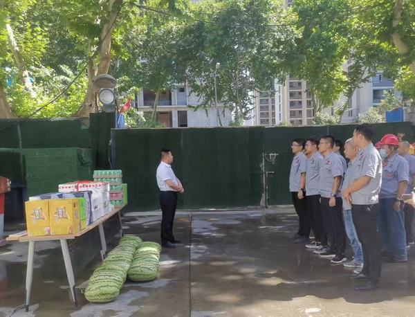 情系一线建设者 炎炎夏日送清凉