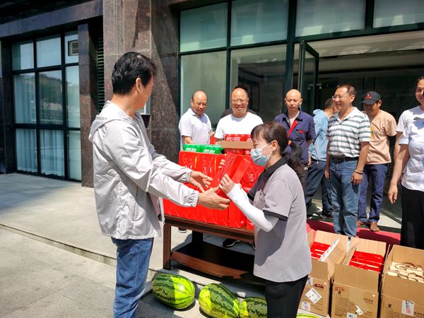 建设集团大秦置业公司:夏日高温送清凉 丝丝关怀暖人心