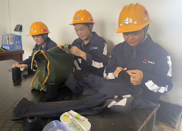 陕煤建设洗选煤运营公司神渭蒲城运营项目部开展“爱心缝补 情系安全”志愿服务活动