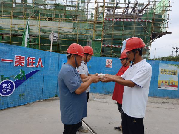 陕煤建设韩城分公司土建一项目部顶烈日送“清凉”绿豆汤带“温暖”