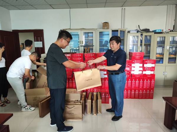 月饼送祝福,情意满中秋