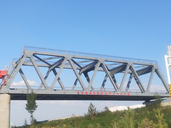 陕煤建设路桥分公司靖神铁路红石峡特大桥钢桁梁桥施工顺利完成